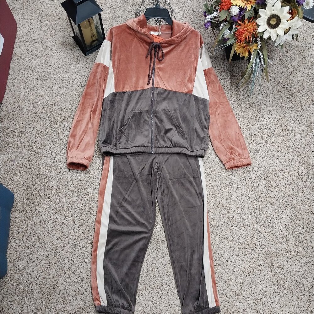 3665 Size Medium Easel Two Piece Hooded Zip up Jogger Set, NWT. Pit to pit 25"